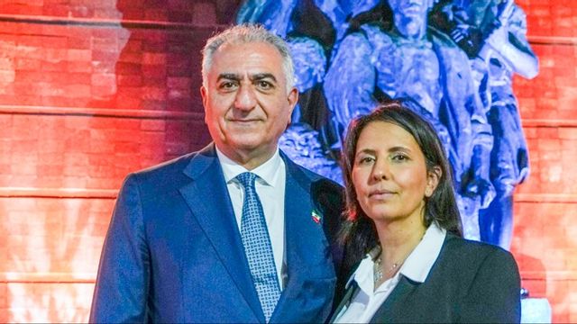 Kronprins Reza Pahlavi, här med israeliska underrättelseministern Gila Gamliel. Arkivbild. Foto: AP