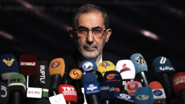 Khameneis rådgivare Ali Akbar Velayati meddelar att Iran inte kommer tillåta en ny handel- och transitkorridor i Azerbajdzjan. Arkivbild. Vahid Salemi/AP/TT