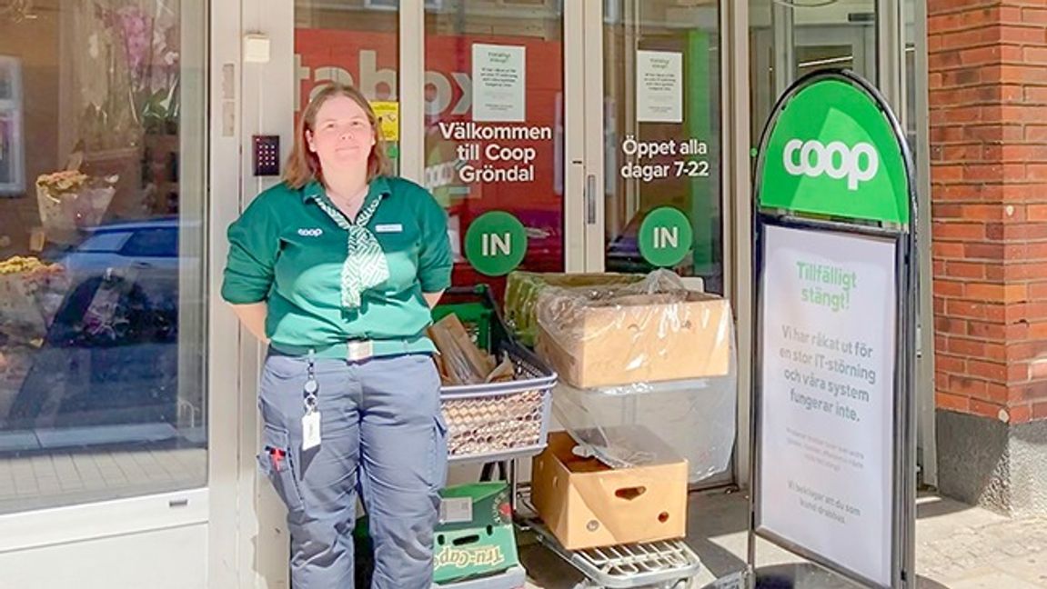 En stängd Coop-butik i Stockholm på lördagen.Coop har stängt nästan landets alla 800 butiker efter en it-attack. Sofie Nordgren, säljchef Coop Gröndal, håller stängt och delar ut frukt, bullar och dryck efter it-attacken. Foto: Lisa Abrahamson/TT.