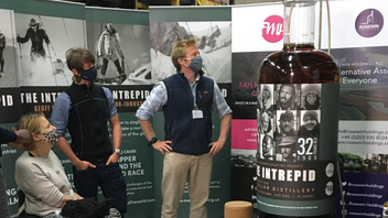 Sonen hedrar sin far genom att köpa whiskyflaskan för 13 miljoner kronor. Foto: Skärmdump CNN/ courtesy of Fah Mai and Rosewin Holdings