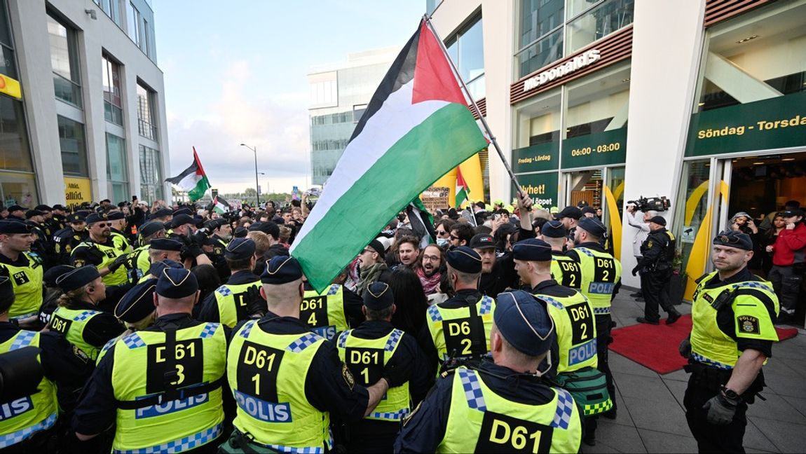 Demonstranter möts av en mur av poliser utanför Malmö Arena i samband med Eurovisionfinalen. Arkivbild. Foto: Johan Nilsson/TT.