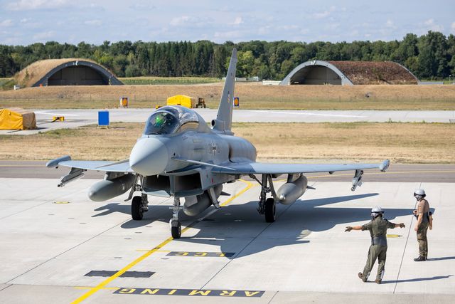 Drönare har setts flyga över den här militära flygbasen i Neuburg an der Donau i tyska Bayern. Här ses ett Eurofighter-plan där i augusti 2022. Arkivbild. Daniel Karmann/DPA via AP/TT