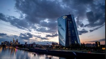 ECB högkvarter i Frankfurt där europeiska finansmyndigheter nu höjer varningsflaggan mot avregleringstrenden som kan hota den finansiella stabiliteten i Europa. Foto:TT