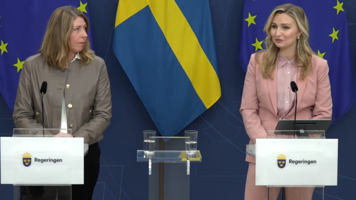 Ebba Busch (KD) och Elisabet Lann (KD) på en presskonferens tillsammans tidigare i år. Foto: Fakismil / Youtube / RIksdagen