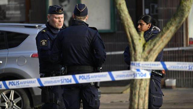 Polis på plats i Helsingborg på tisdagsmorgonen efter en skottlossning. Foto: JOHAN NILSSON/TT