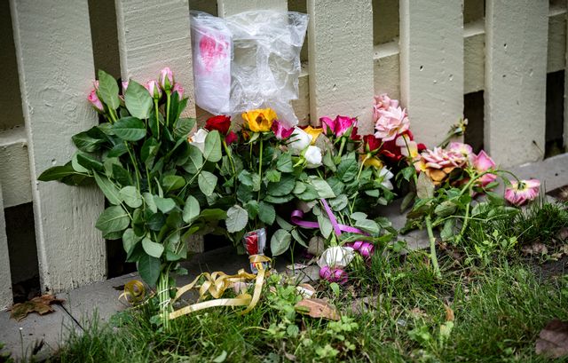 Blommor utanför den lägenhet i Malmö där en man i 50-årsåldern sköts till döds tidigt på måndagsmorgonen. Johan Nilsson/TT