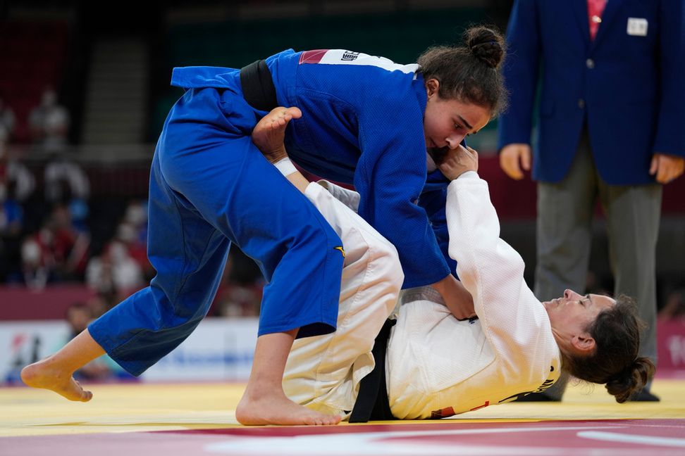 Azerbajdzjans Shahana Hajiyeva, i blått, har stängts av från att tävla i parasport. Här i guldmatchen mot Frankrikes Sandrine Martinet i Tokyo som hölls 2021 i stället för 2020 på grund av coronapandemin. Kiichiro Sato/AP/TT