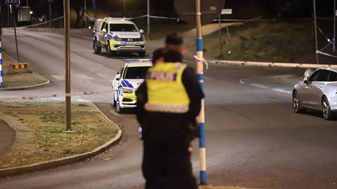 Polisen arbetar på platsen där en man har skjutits ihjäl i Huddinge söder om Stockholm på söndagskvällen. Foto: Pontus Altin/TT