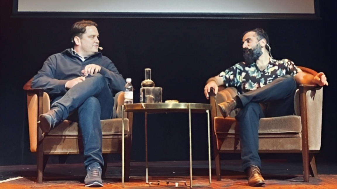 Per Lindgren och Hanif Bali har podden ”God ton” tillsammans. Foto: CC BY-SA 4.0/Wikimedia Commons