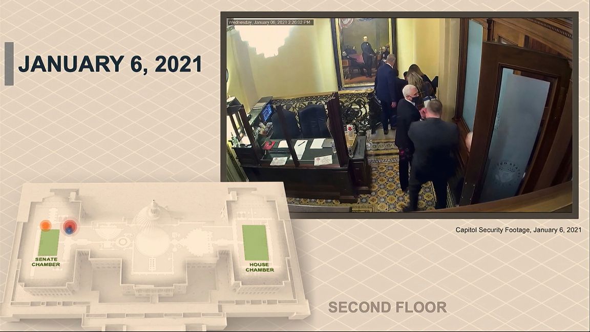 På en övervakningsfilm syns hur vicepresident Mike Pence och hans familj evakueras nedför en trappa (den orange pricken på grafiken till vänster), medan mobben som är på väg mot senatskammaren uppehålls av polismannen Eugene Goodman (röd och blå prick). Foto: AP/TT.