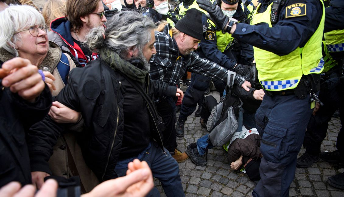 Polisen upplöser en tillståndslös demonstration på Medborgarplatsen i Stockholm under lördagen. Foto: Henrik Montgomery/TT