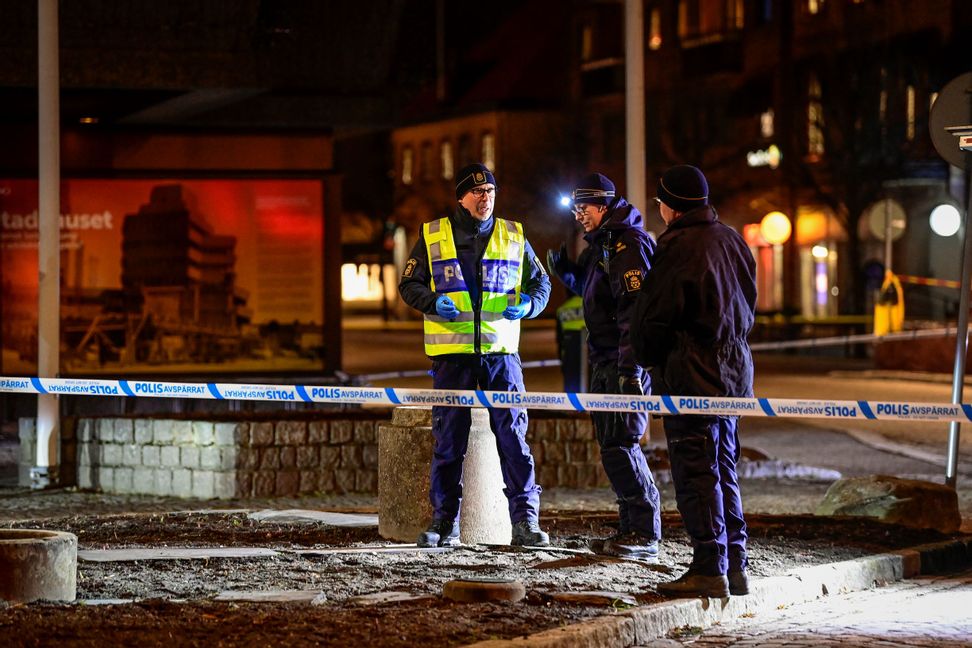 Polisens tekniker på plats i centrala Vetlanda där en man på onsdagen attackerade flera personer med ett tillhygge. Foto: Mikael Fritzon/TT.