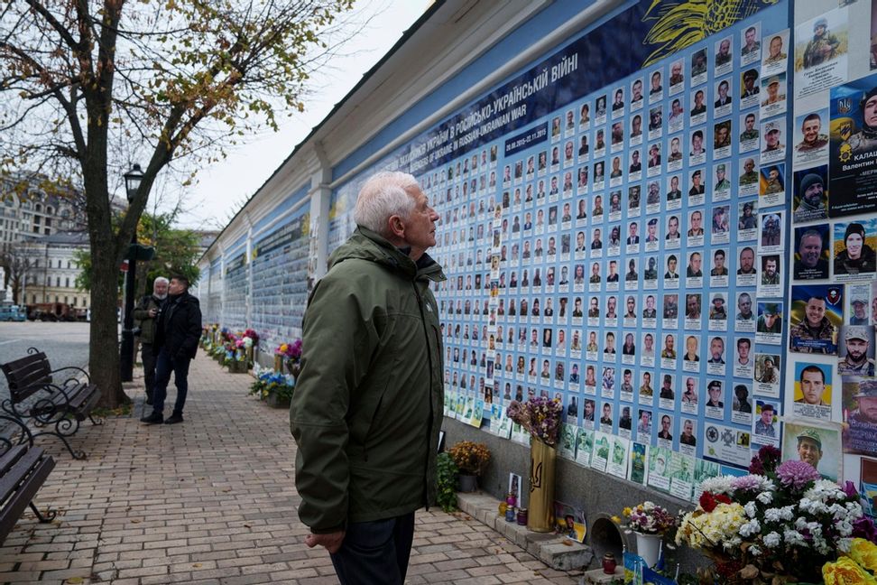 EU:s utrikeschef Josep Borrell framför en minnesplats i Kiev för stupade ukrainska soldater. Arkivbild. Foto: Evgeniy Maloletka/AP/TT