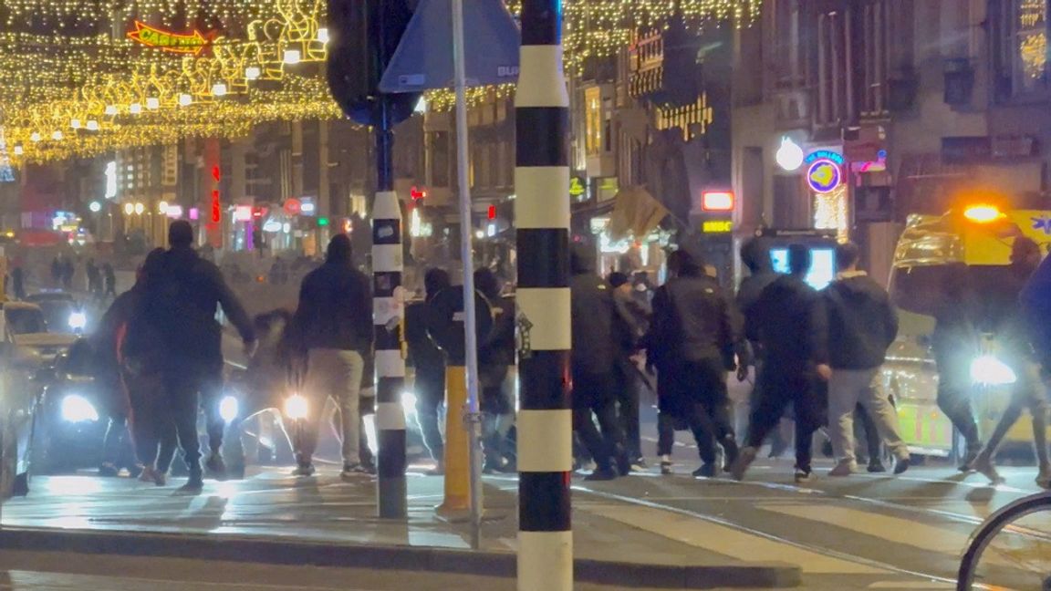 Våldsamheter bröt ut efter torsdagens fotbollsmatch i Amsterdam. Foto: X/Iannet/Reuters/TT