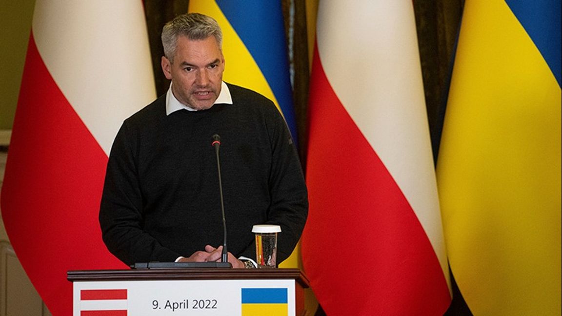 Karl Nehammer på en presskonferens i Kiev i förra veckan. Foto: Evgeniy Maloletka/TT