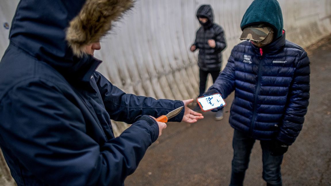 En pojke i tioårsåldern utsattes för knivrån. Pojken ska inte ha några fysiska men och har överlämnats till sina föräldrar. Foto: Adam Ihse/TT