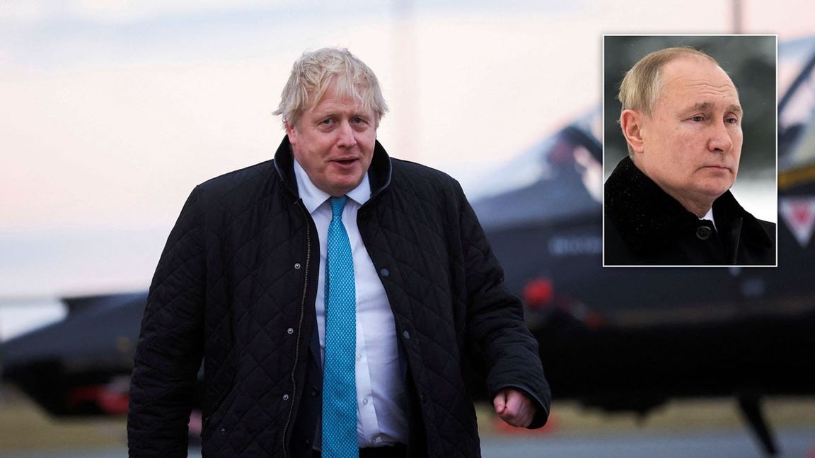 Storbritanniens premiärminister Boris Johnson under ett besök på en flygbas i Wales på torsdagen. Han uppger i ett uttalande att Nato ska erbjudas militärt stöd. Foto: Carl Recine/AP/TT/Alexei Nikolsky/Kreml press pool