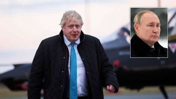 Storbritanniens premiärminister Boris Johnson under ett besök på en flygbas i Wales på torsdagen. Han uppger i ett uttalande att Nato ska erbjudas militärt stöd. Foto: Carl Recine/AP/TT/Alexei Nikolsky/Kreml press pool