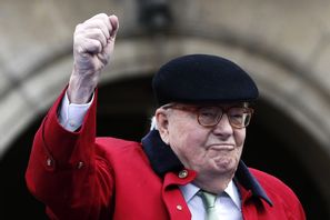 Ytterhögerpolitikern Jean-Marie Le Pen fotograferad i Paris 2017. Arkivbild. Foto: Kamil Zihnioglu/AP/TT