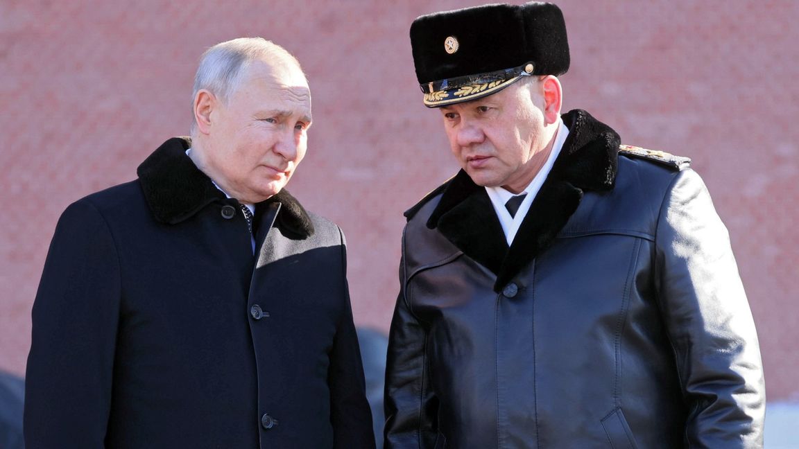 Rysslands president Vladimir Putin och landets försvarsminister Sergei Shoigu. Foto: Mikhail Metzel/AP/TT 