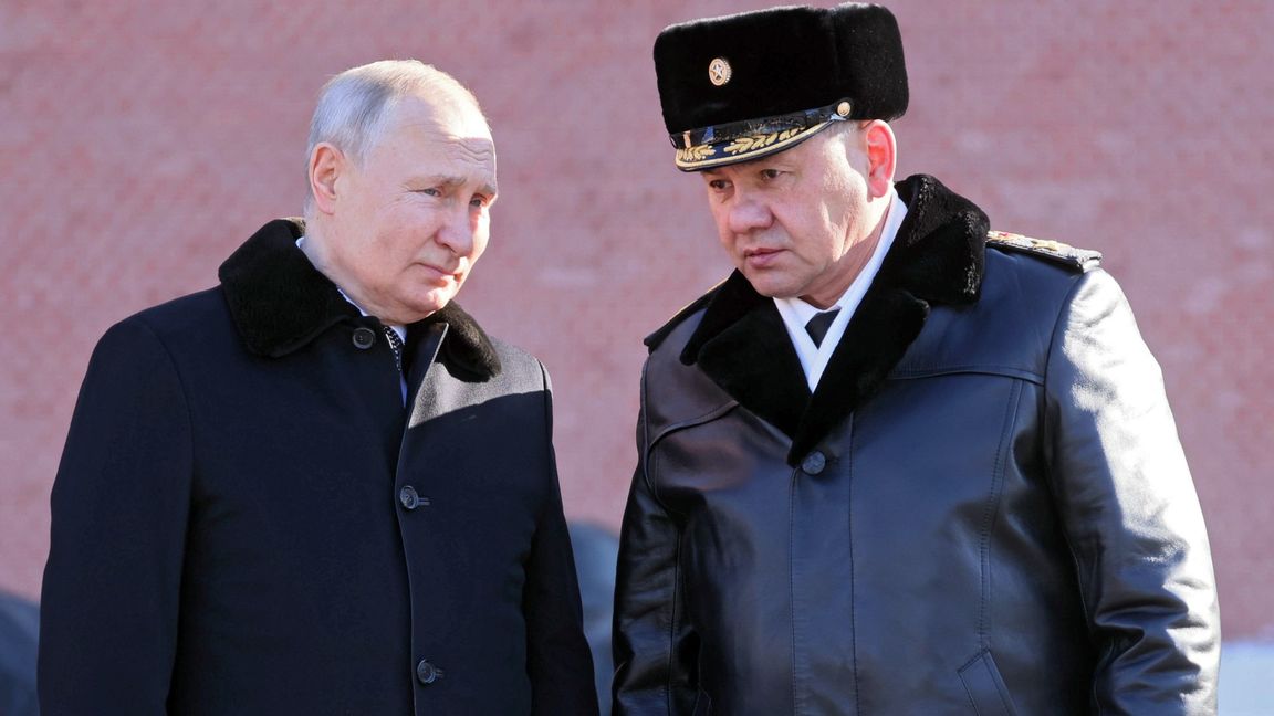 Rysslands president Vladimir Putin och landets försvarsminister Sergei Shoigu. Foto: Mikhail Metzel/AP/TT