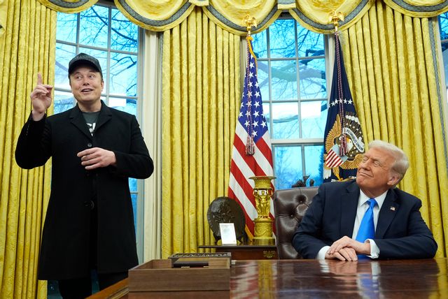 President Donald Trump och Teslas Elon Musk håller tal i Ovala rummet i Vita huset. Foto: Alex Brandon AP/TT