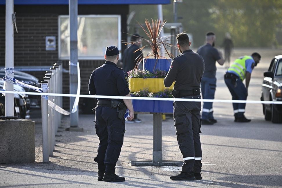 Polis är på plats på Jägersrovägen i Malmö sedan en väktare skadats. Foto: Johan Nilsson/TT