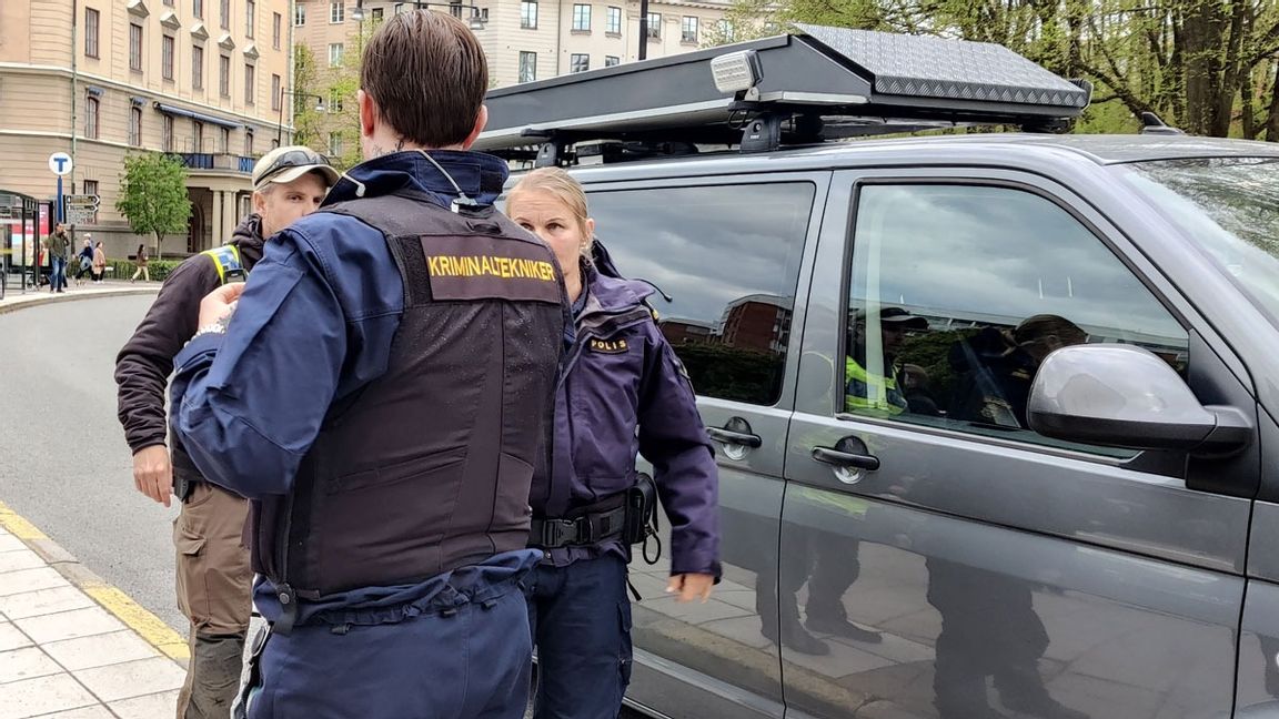 Kriminaltekniker anländer till en skjutning mitt på dagen vid ett köpcentrum i centrala Stockholm den 11 maj 2021. Foto: Tomas Hedlund 