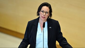 Utrikesminister Maria Malmer Stenergard (M) attackerades med tomat och rödlök under en debatt i riksdagen. Arkivbild. Jonas Ekströmer/TT