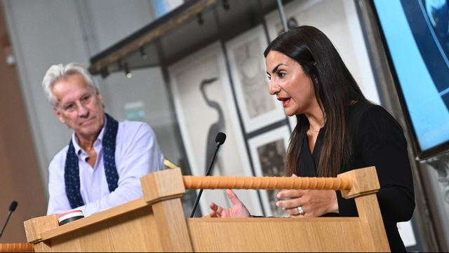 Historikern Lars Trägårdh och kulturminister Parisa Liljestrand (M) vid en pressträff i september. Trägårdh ledde den kommitté som utredde vad som ska ingå i en svensk kulturkanon. Foto: Claudio Bresciani/TT
