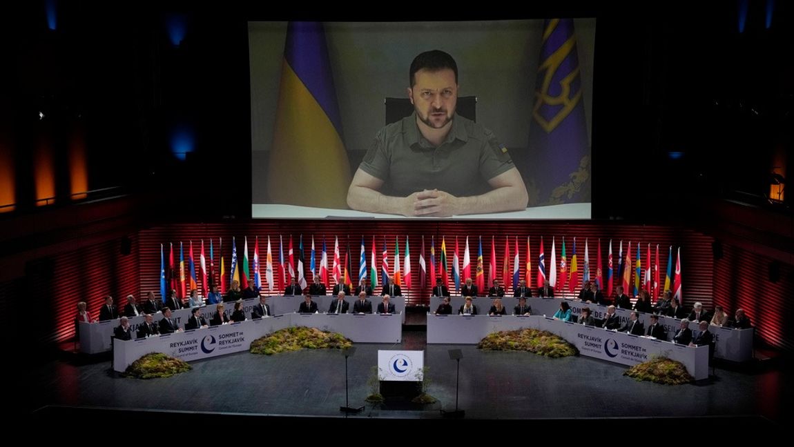 Den ukrainske presidenten Volodymyr Zelenskyj under sitt tal inför Europarådet. Foto: Alastair Grant/AP/TT