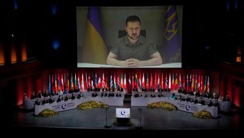 Den ukrainske presidenten Volodymyr Zelenskyj under sitt tal inför Europarådet. Foto: Alastair Grant/AP/TT