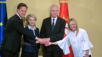 Från vänster Nederländernas premiärminister Mark Rutte, EU-kommissionens ordförande Ursula von der Leyen, Tunisiens president Kais Saied och Italiens premiärminister Giorgia Meloni, efter söndagens uppgörelse. Foto: AP/TT