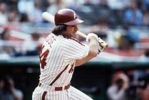 Basebollikonen Pete Rose slår till i en match 1980, i Philadelphia Phillies dräkt. AP/TT