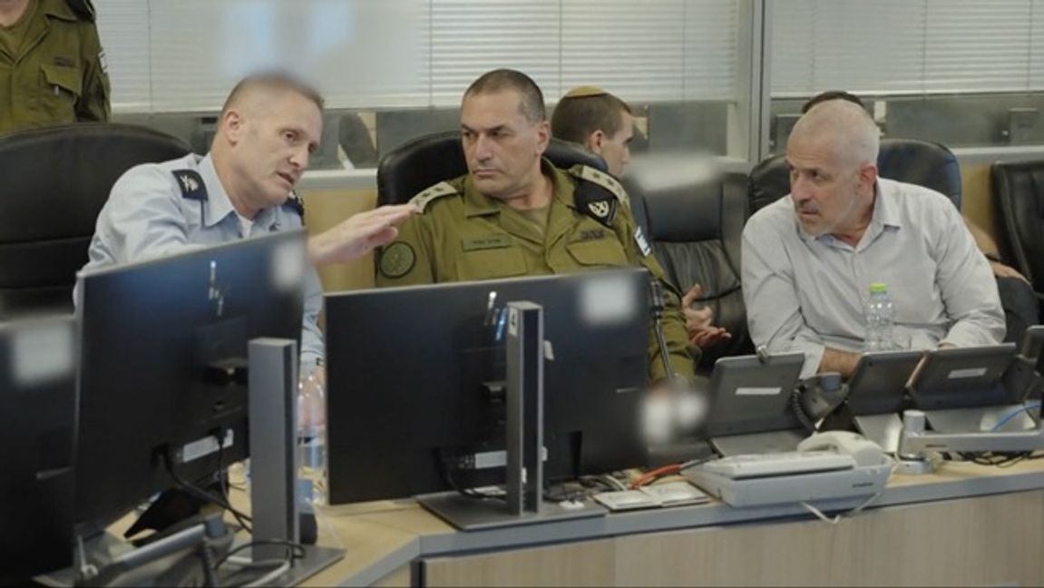 Israeliska flygvapnets chef Tomer Bar, IDF:s chef Eyal Zamir och Shin Bets chef Ronen Bar överser Operation Strength and Sword i realtid. Foto: IDF