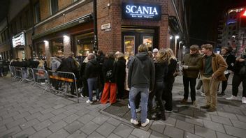 Många köade för att komma in på KB i Malmö som slog upp portarna klockan 00.01 på natten mot onsdagen i samband med att de flesta restriktioner hävs. Foto: Johan Nilsson/TT