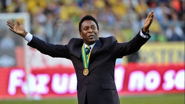 Pelé tar emot publikens jubel inför Sverige–Brasilien-matchen, den sista landskampen på anrika Råsunda, 2012. Foto: Fredrik Sandberg/TT