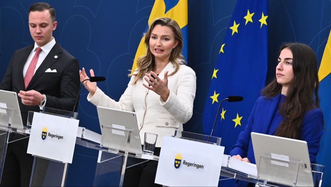 ”Vi befinner oss i dag tio år efter den situation vi hade kunnat befinna oss i om inte Socialdemokraterna klev i säng med Miljöpartiet 2014”, säger Tobias Andersson (SD). Foto: Claudio Bresciani/TT