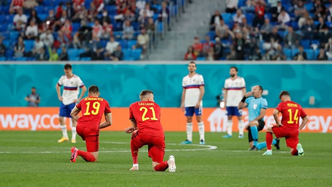 Belgiska landslaget knäböjer. Foto: Anatoly Maltsev/AP/TT