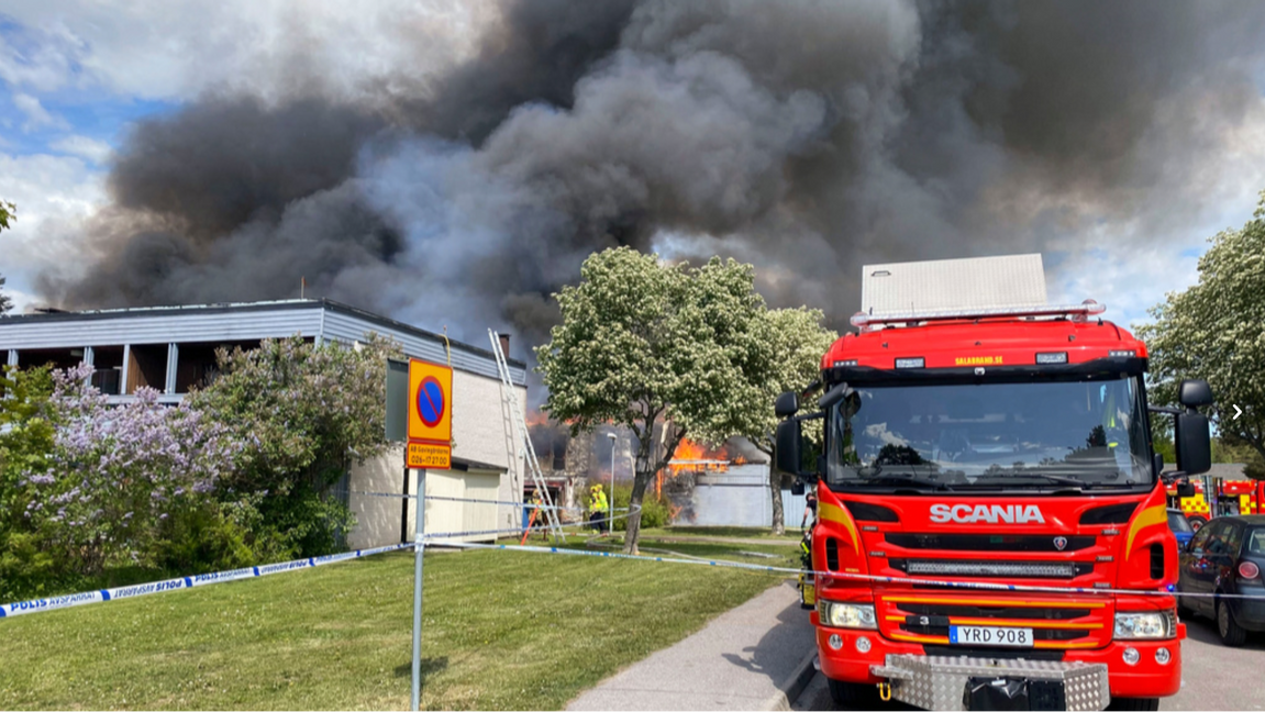 En radhuslänga i området Sätra i Gävle har förstörts efter att en brand spridit sig via fastighetens vind. Foto: Marko Säävälä/TT 