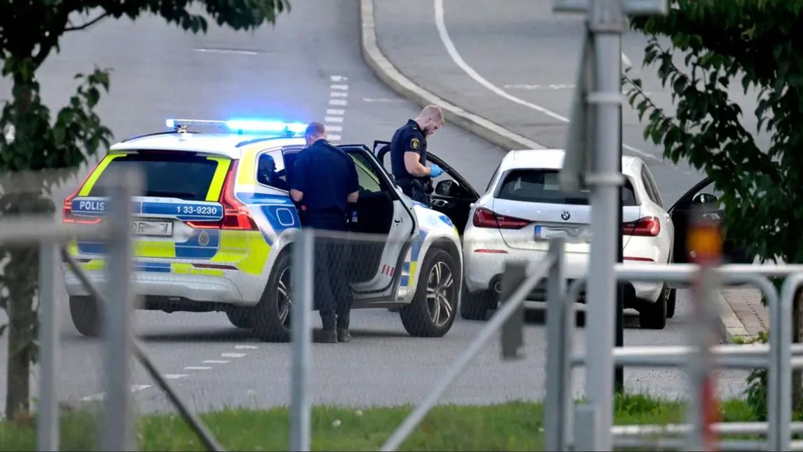 Polisen kontrollerar en bil i Solna Foto: Janerik Henriksson/TT