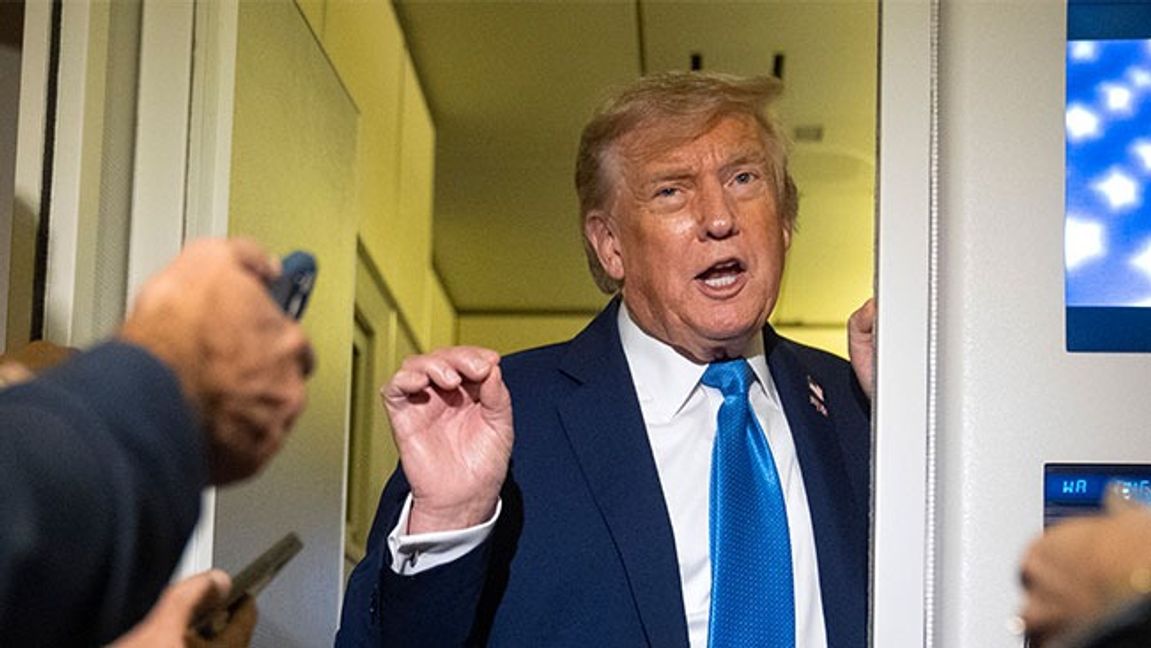 Trump tar frågor från reportrar på Air Force One. Bild: AP Photo/Mark Schiefelbein