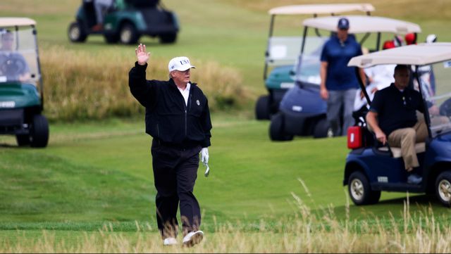 Arkivbild från när Donald Trump spelade på den nu vandaliserade golfanläggningen Turnberry. Foto: Peter Morrison/AP/TT