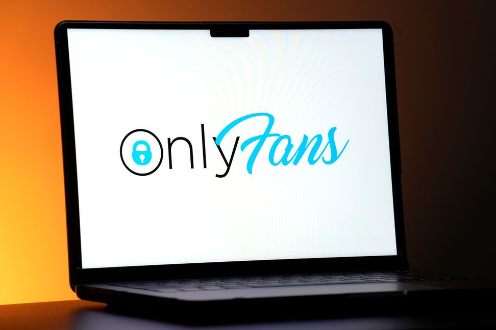 Det kommer att bli olagligt att betala andra för att utföra sexuella tjänster på distans, till exempel på plattformen Onlyfans. Arkivbild. Foto: Jeff Roberson/AP/TT