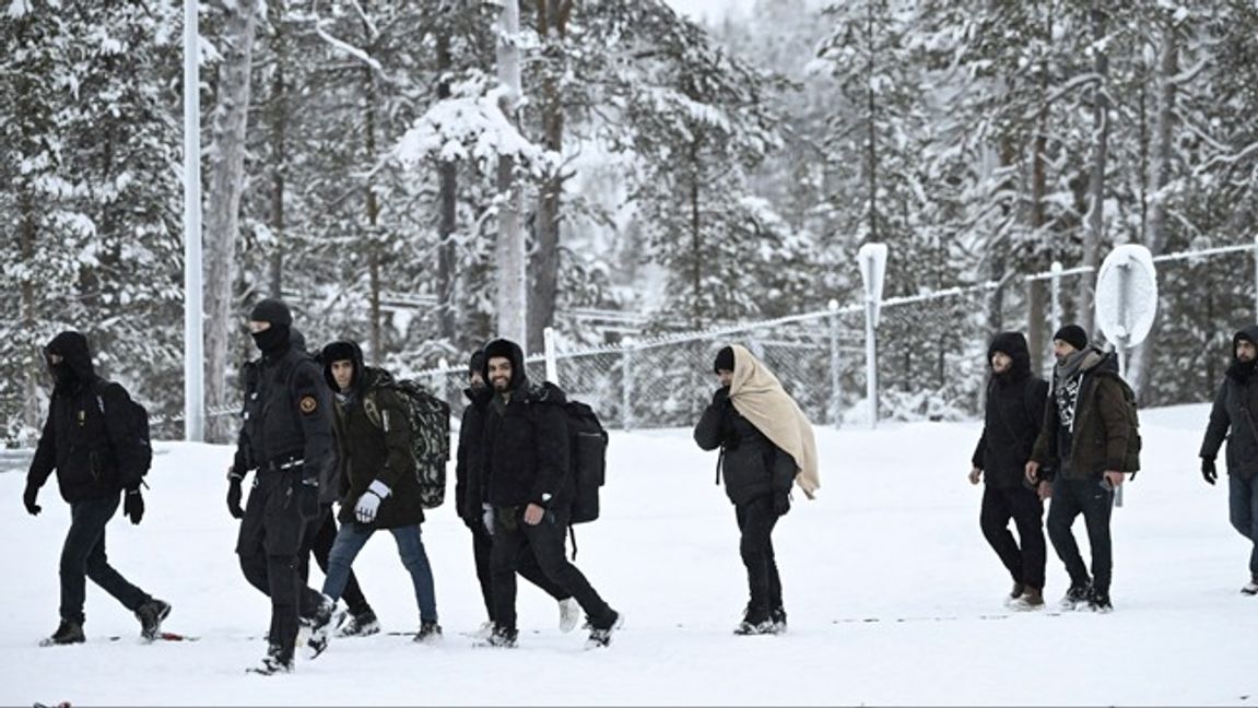 Migranter från Mellanöstern tar sig över den rysk-finska gränsen. Arkivbild. Foto: AP