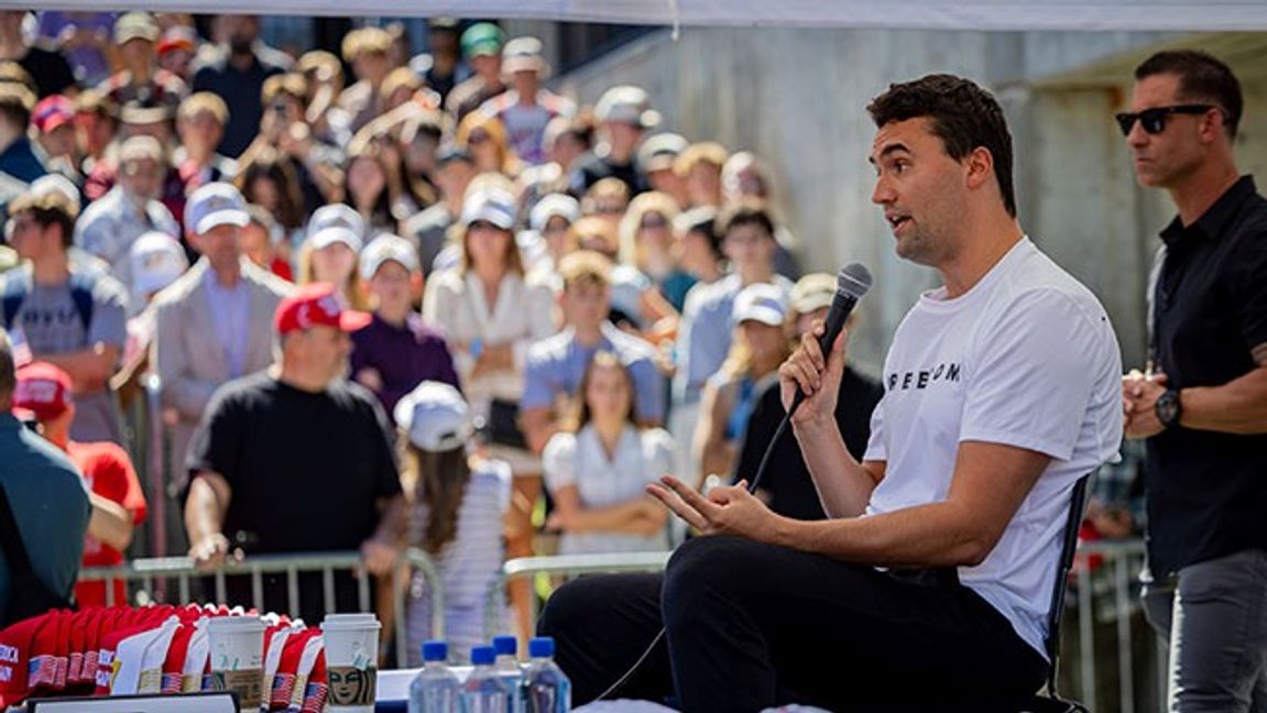Charlie Kirk talar på Utah Valley University i Orem, Utah, innan han blir skjuten på onsdagen. Bild: Tess Crowley/The Deseret News via AP