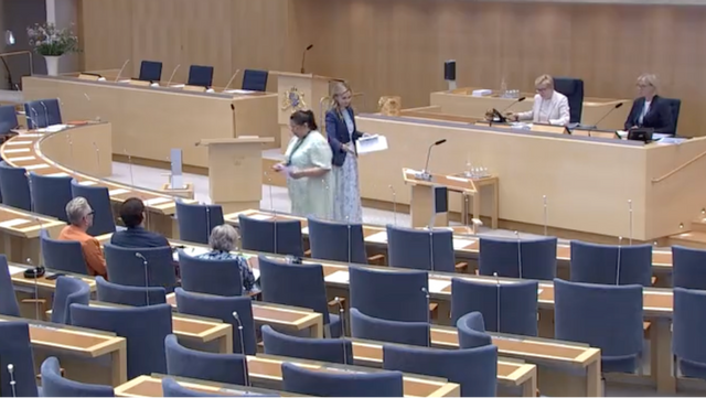 Energi- och näringsminister Ebba Busch (KD) och V-ledamoten Lorena Delgado Varas efter gårdagens interpellationsdebatt om gruvbrytning. Delgado Varas valde att ignorera Buschs hand efter att debatten avslutades. Skärmdump. Foto: Riksdagen