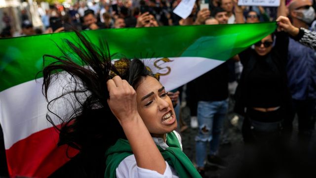 Protester utanför det iranska generalkonsulatet i Istanbul i Turkiet. Foto: Francisco Seco/AP/TT 