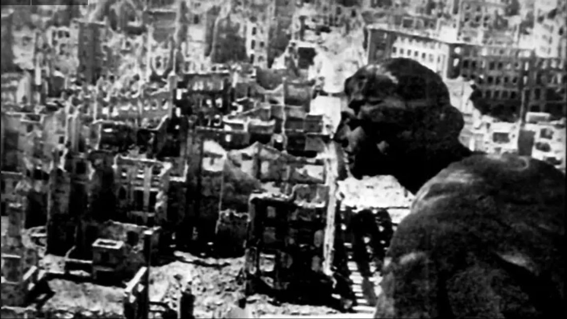 August Schreitmuellers skulptur ”Gudinnan” på Dresdens rådhus blickar ut över en bombad stad 1945. Foto: AP/TT