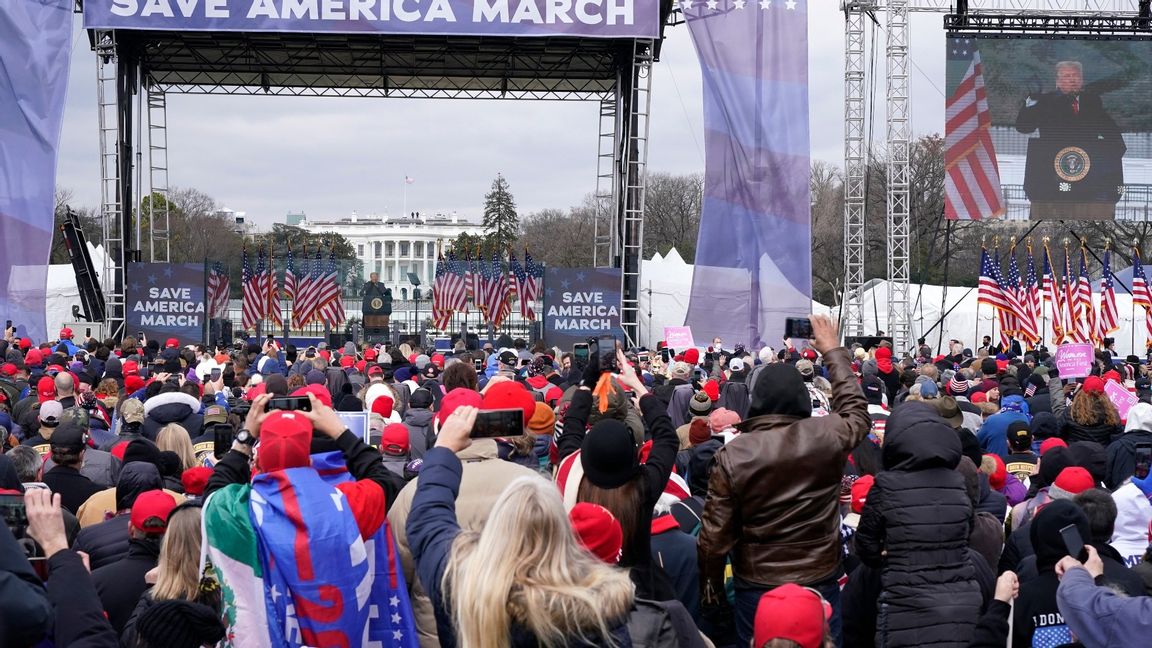 USA:s president Donald Trump under ett framträdande i onsdags före våldsamheterna vid Kapitolium (i bakgrunden) i Washington DC. Foto: Jacquelyn Martin/AP/TT